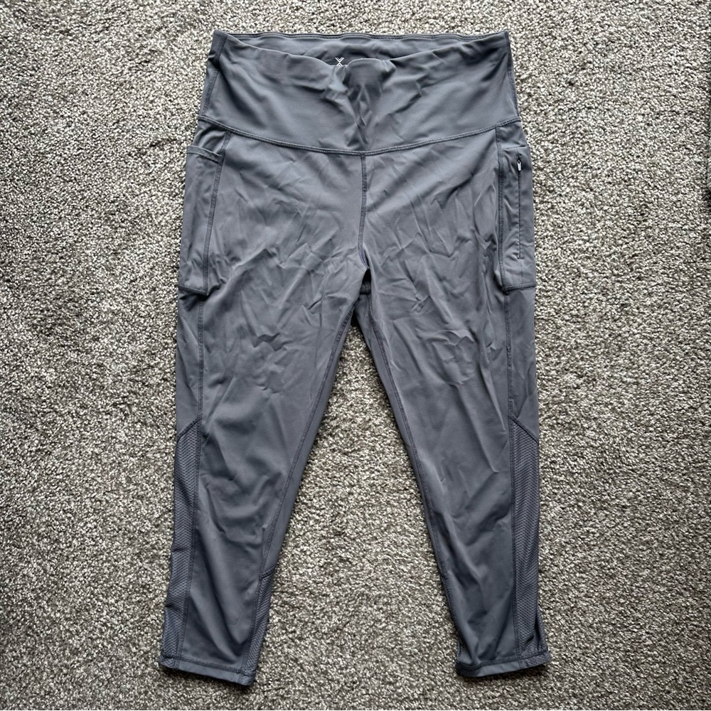 Xersion Gray 3/4 Length Leggings with Mesh Panels